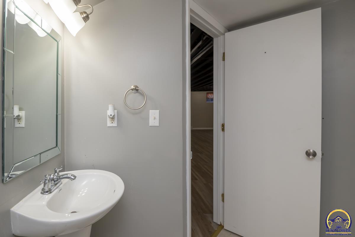 701 Southwest Watson Avenue Topeka, KS 66606 - Photo 25 of 34