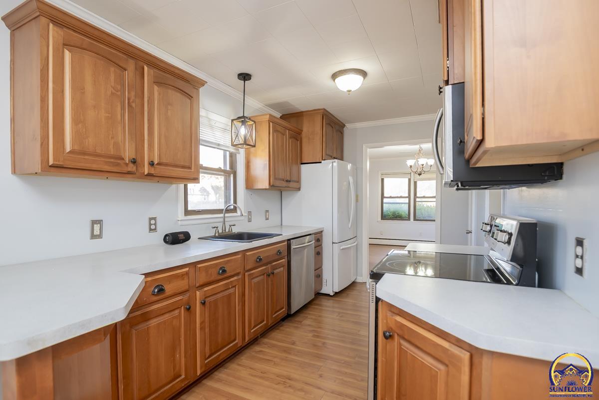 701 Southwest Watson Avenue Topeka, KS 66606 - Photo 9 of 34