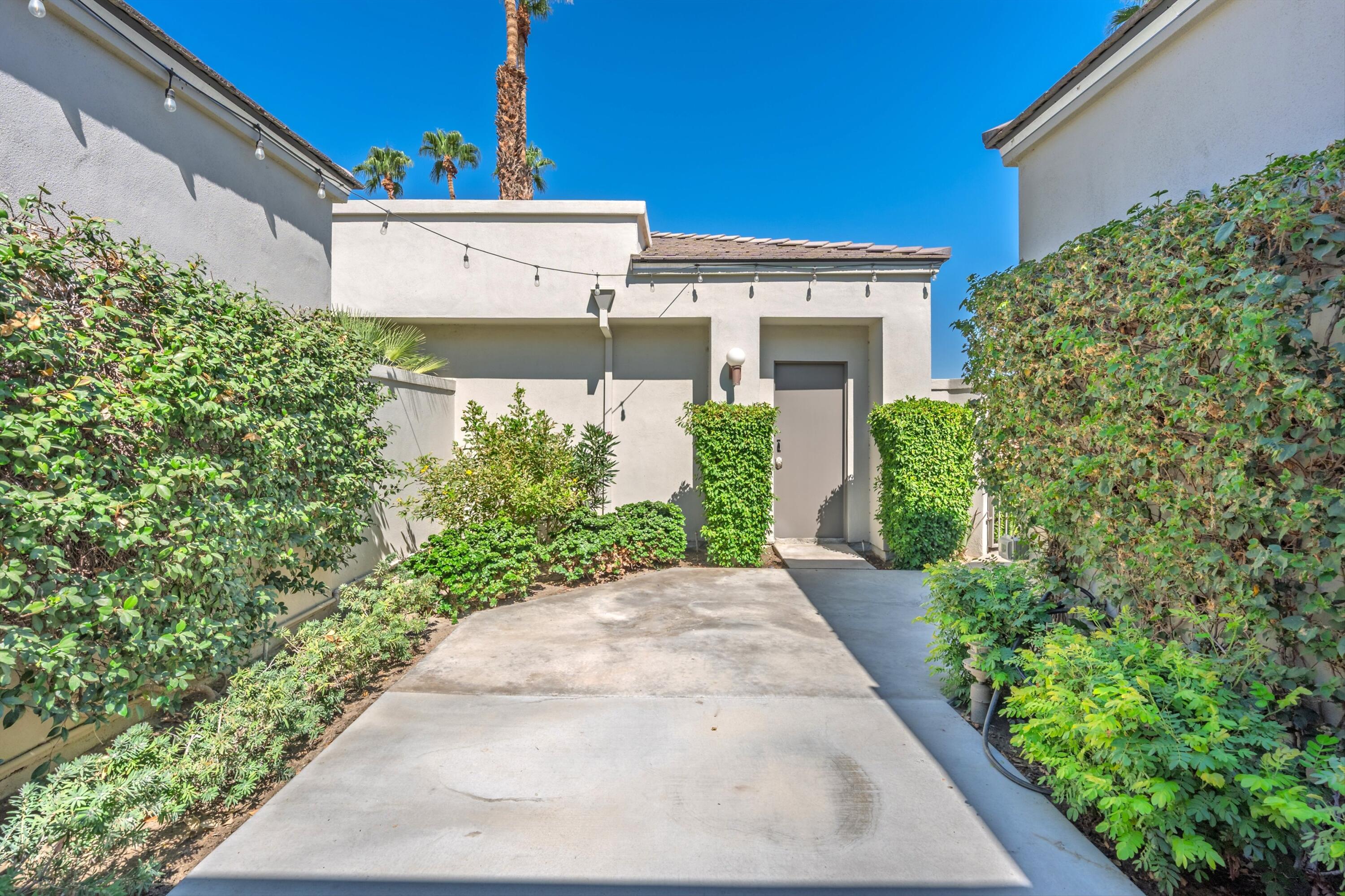 54326 Oak-Tree, Unit A122 La Quinta, CA 92253 - Photo 25 of 32 front view of a house