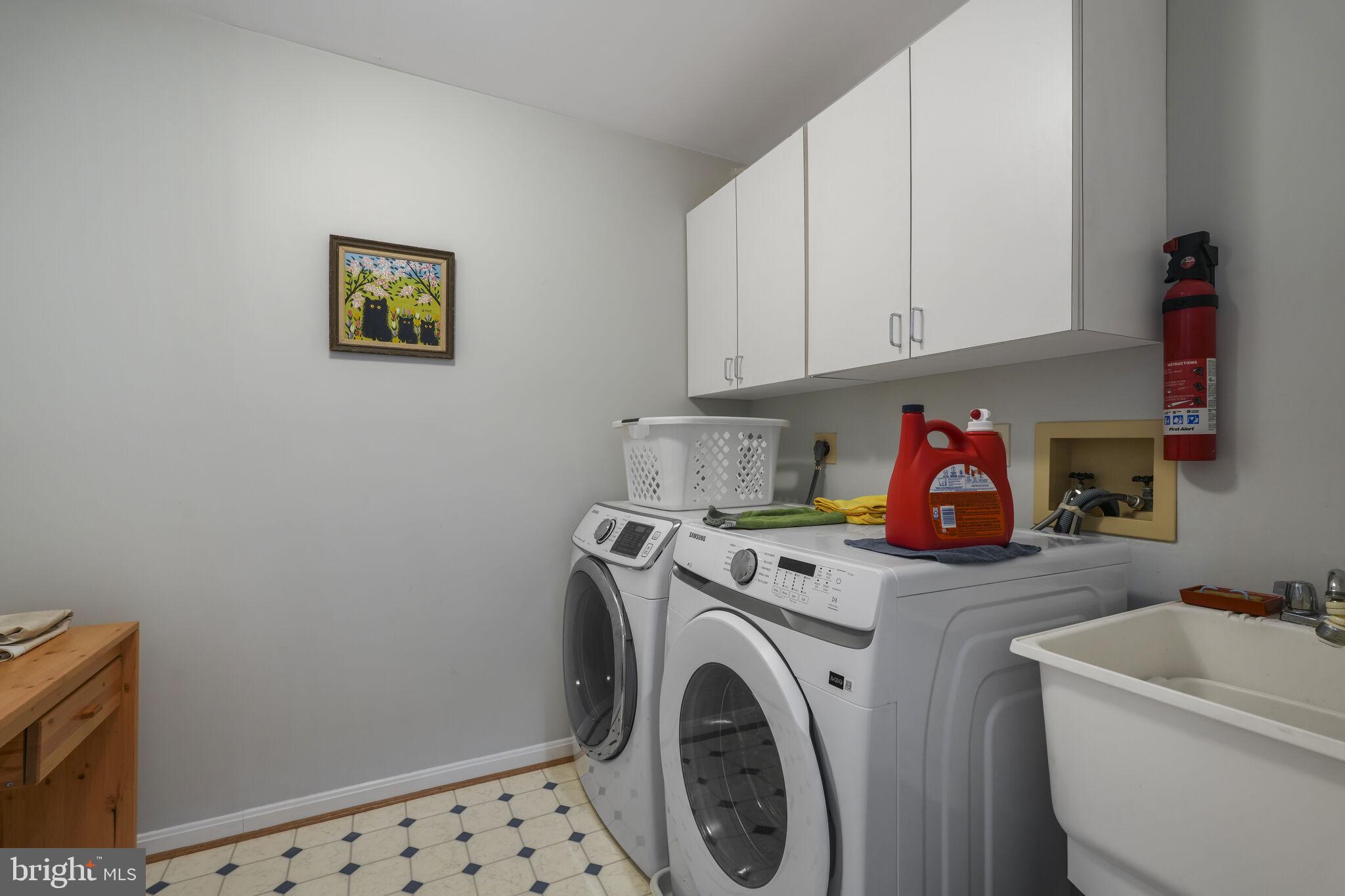 9501 Columbia Boulevard Silver Spring, MD 20910 - Photo 26 of 32 a utility room with dryer and washer