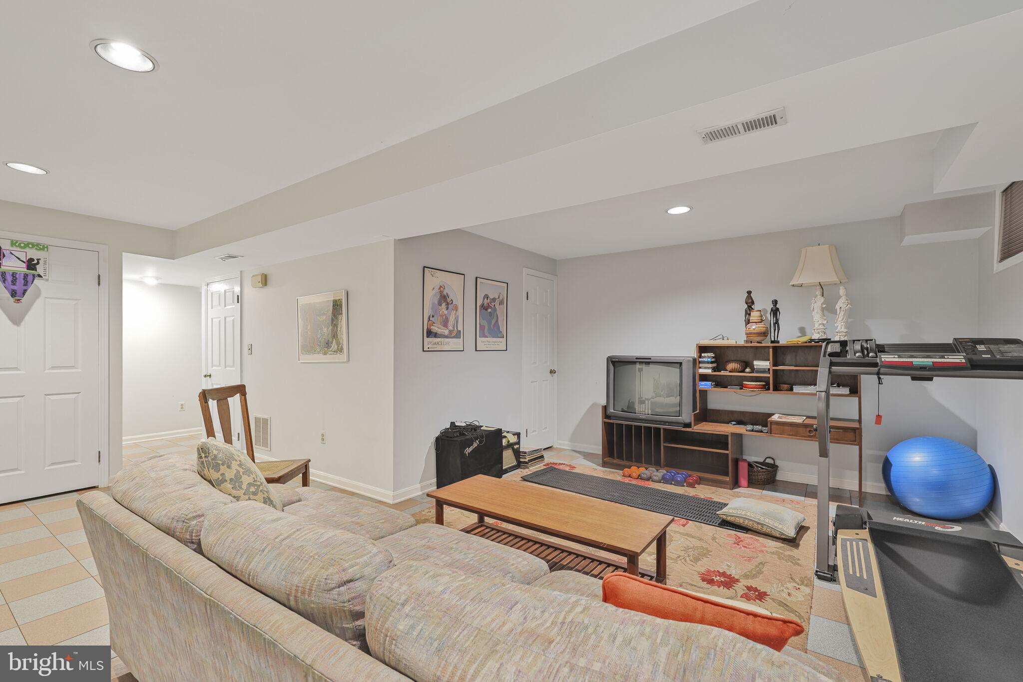 9501 Columbia Boulevard Silver Spring, MD 20910 - Photo 27 of 32 a living room with furniture