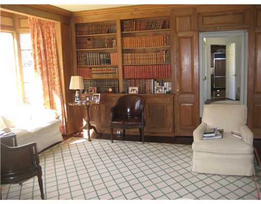807 Smith Ridge Road New Canaan, CT 06840 - Photo 3 of 10 a living room with furniture