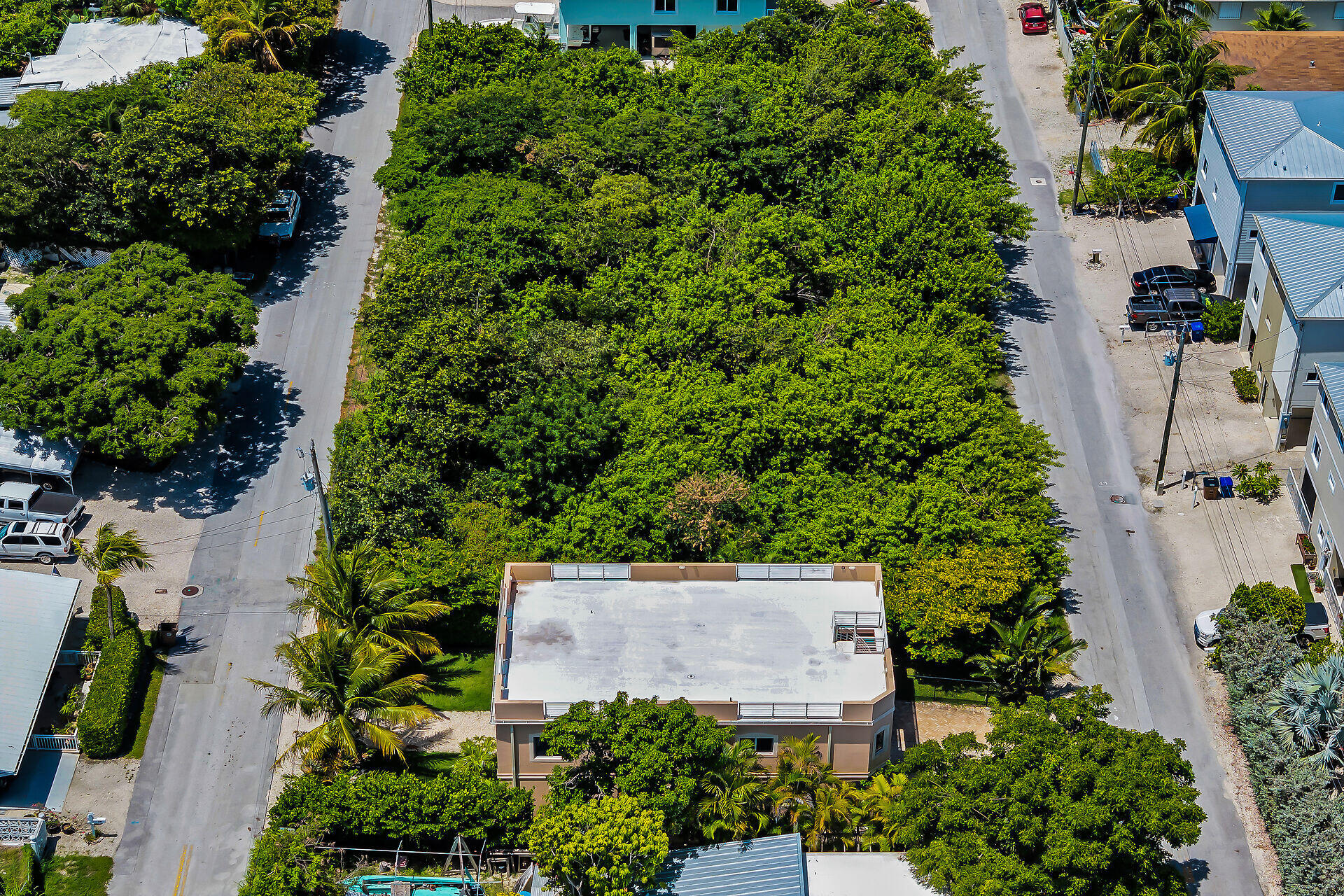 Lake View Dr Key Key Largo, FL 33037 - Photo 18 of 25 an aerial view of a house