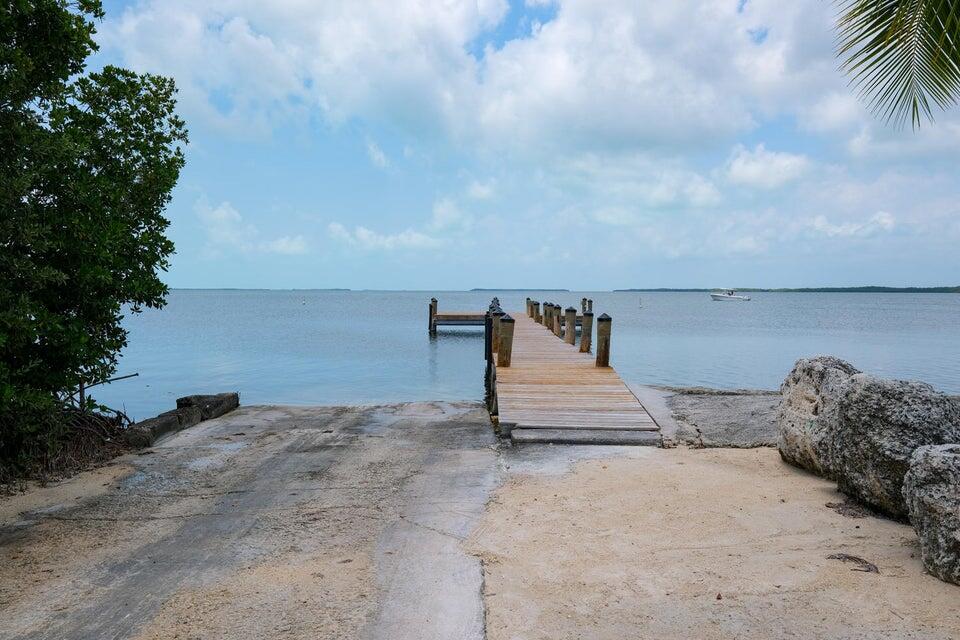 Lake View Dr Key Key Largo, FL 33037 - Photo 10 of 25 a bedroom with a bed and a potted plants