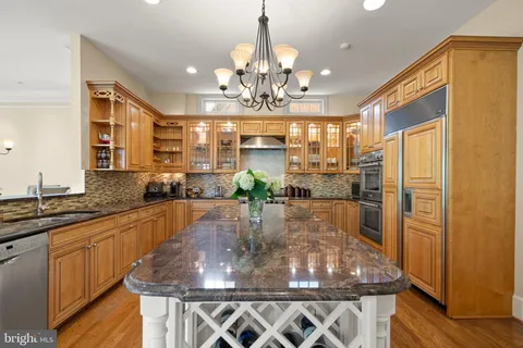 $2,400,000 | 7212 Farm Meadow Court, McLean, VA 22101