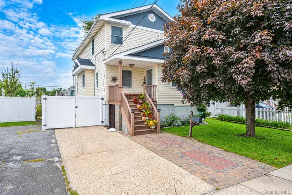 $750,000 | 9 Perry Place, Lindenhurst, NY 11757