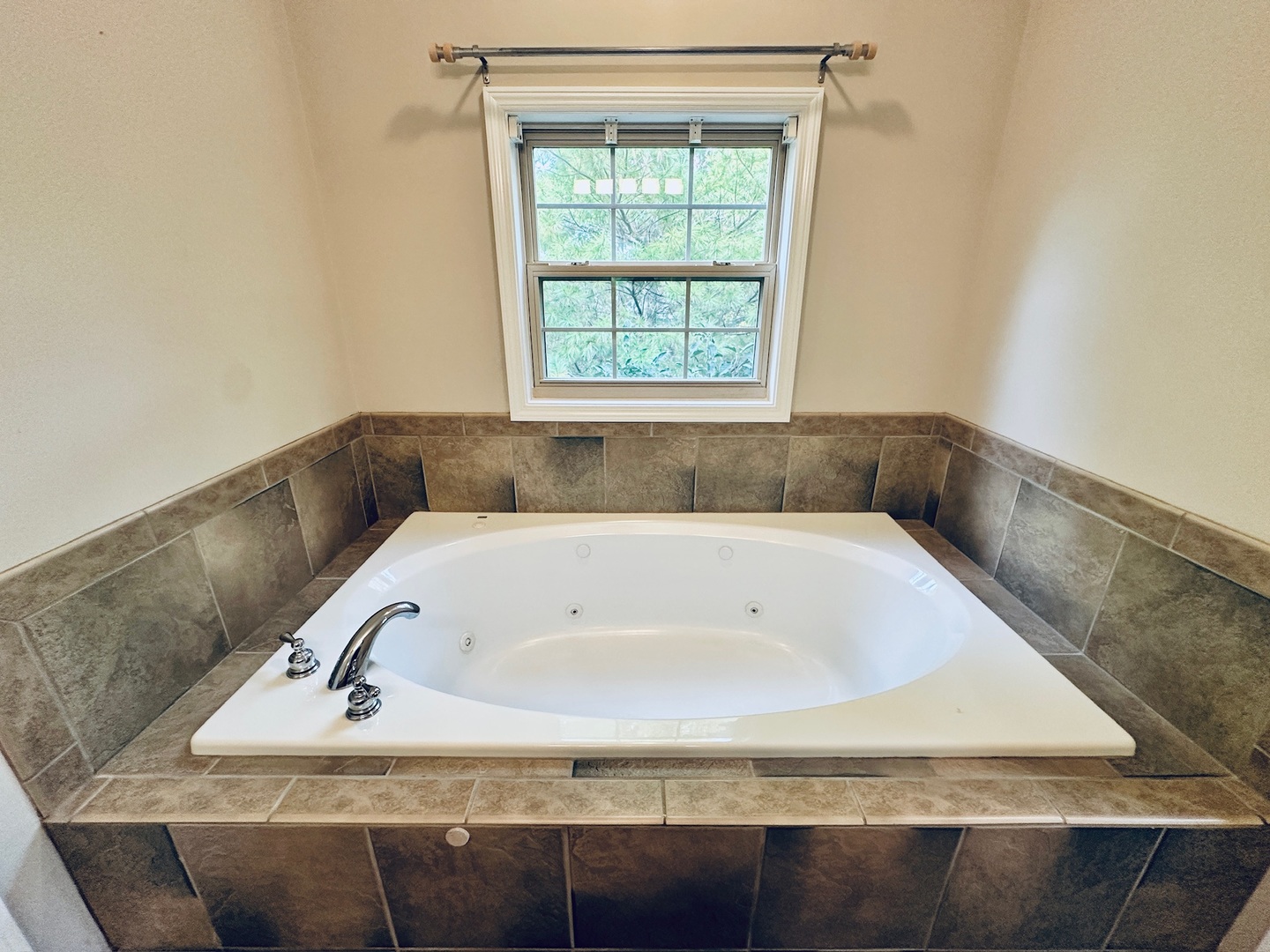 2906 Springhill Lane Champaign, IL 61822 - Photo 24 of 48 a bathroom with a bathtub and window