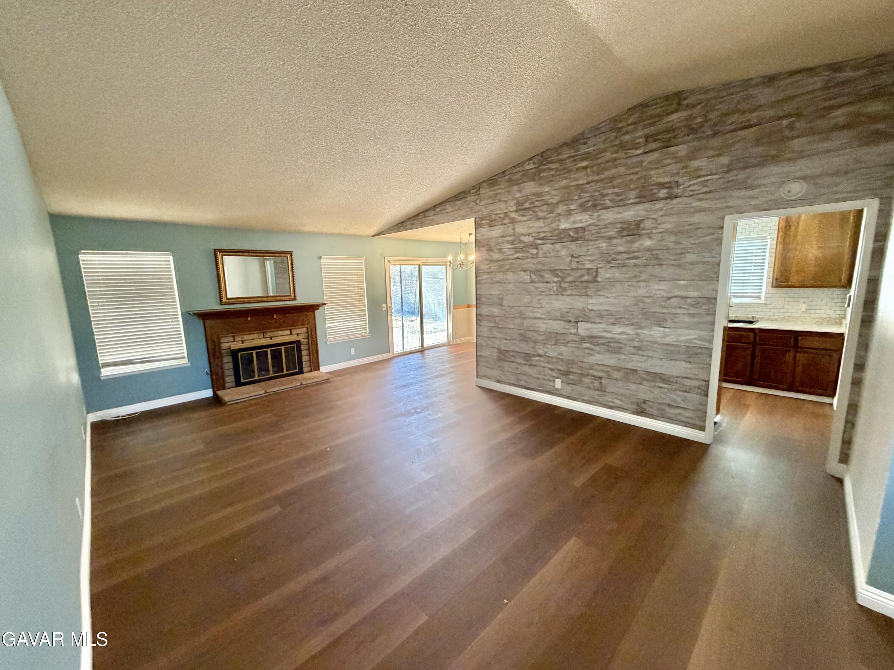 39254 Willowvale Road Palmdale, CA 93551 - Photo 7 of 40 Living Room
