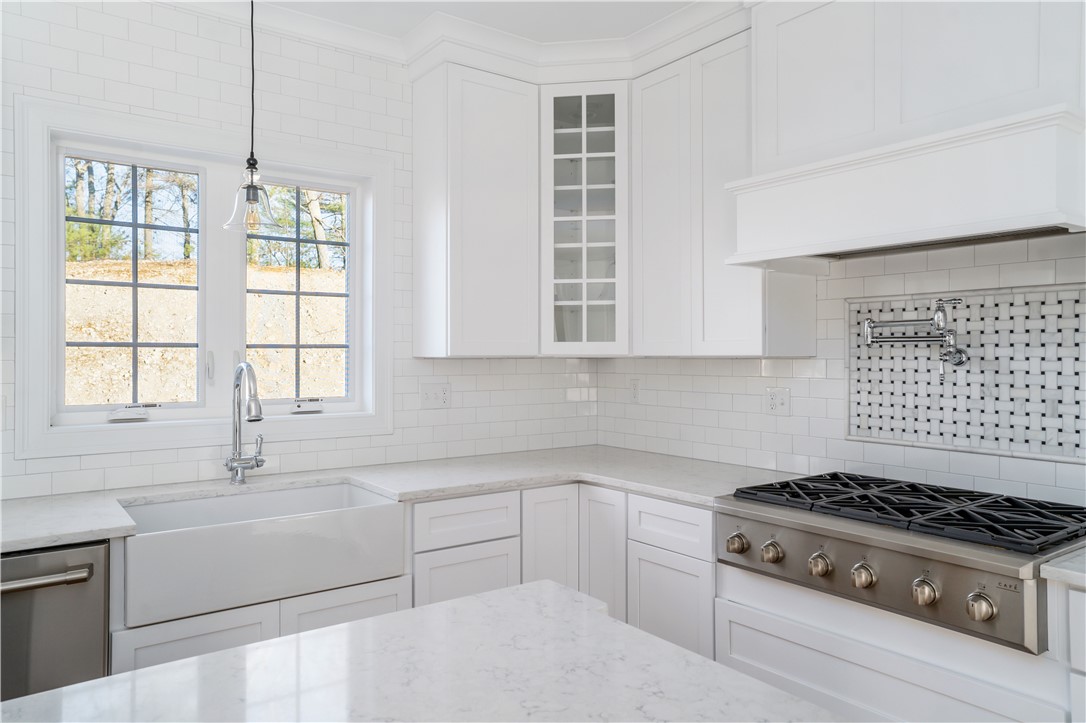 74 Cardinal Road Cranston, RI 02921 - Photo 5 of 24