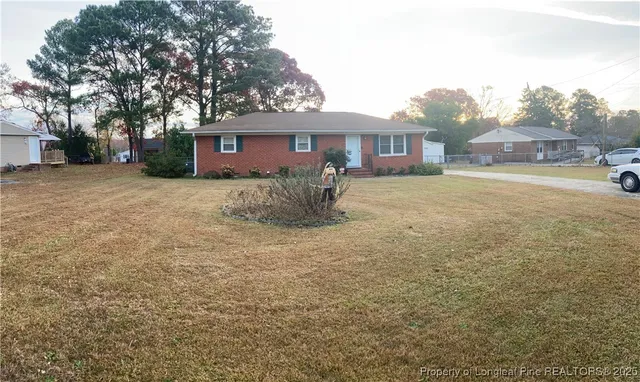 a view of a house with a yard