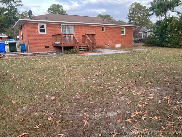 a view of a house with backyard