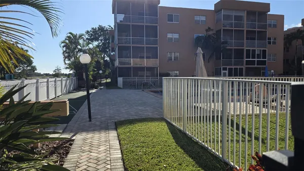 a view of a backyard