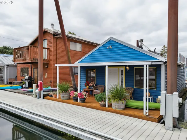 a view of a house with porch