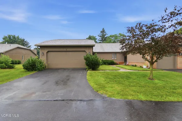 $243,000 | 7 Meadowpond Drive, Perrysburg, OH 43551