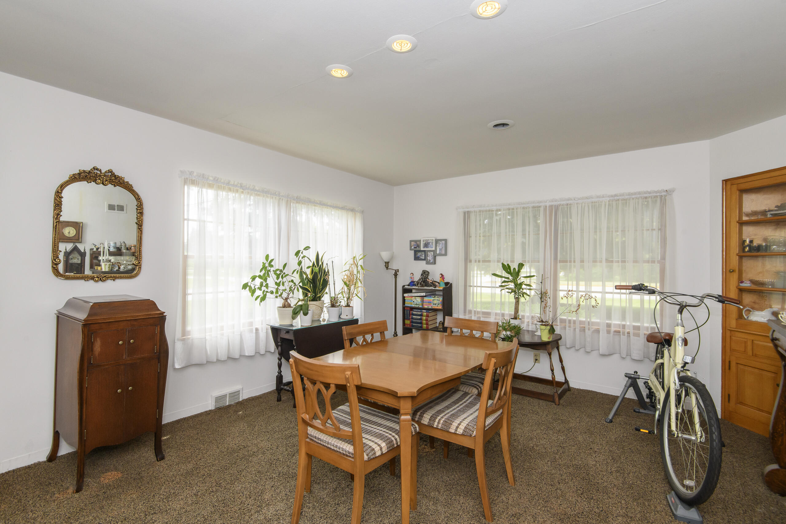 9610 North Cedarburg Road Mequon, WI 53092 - Photo 7 of 28 Very Spacious Dining Room
