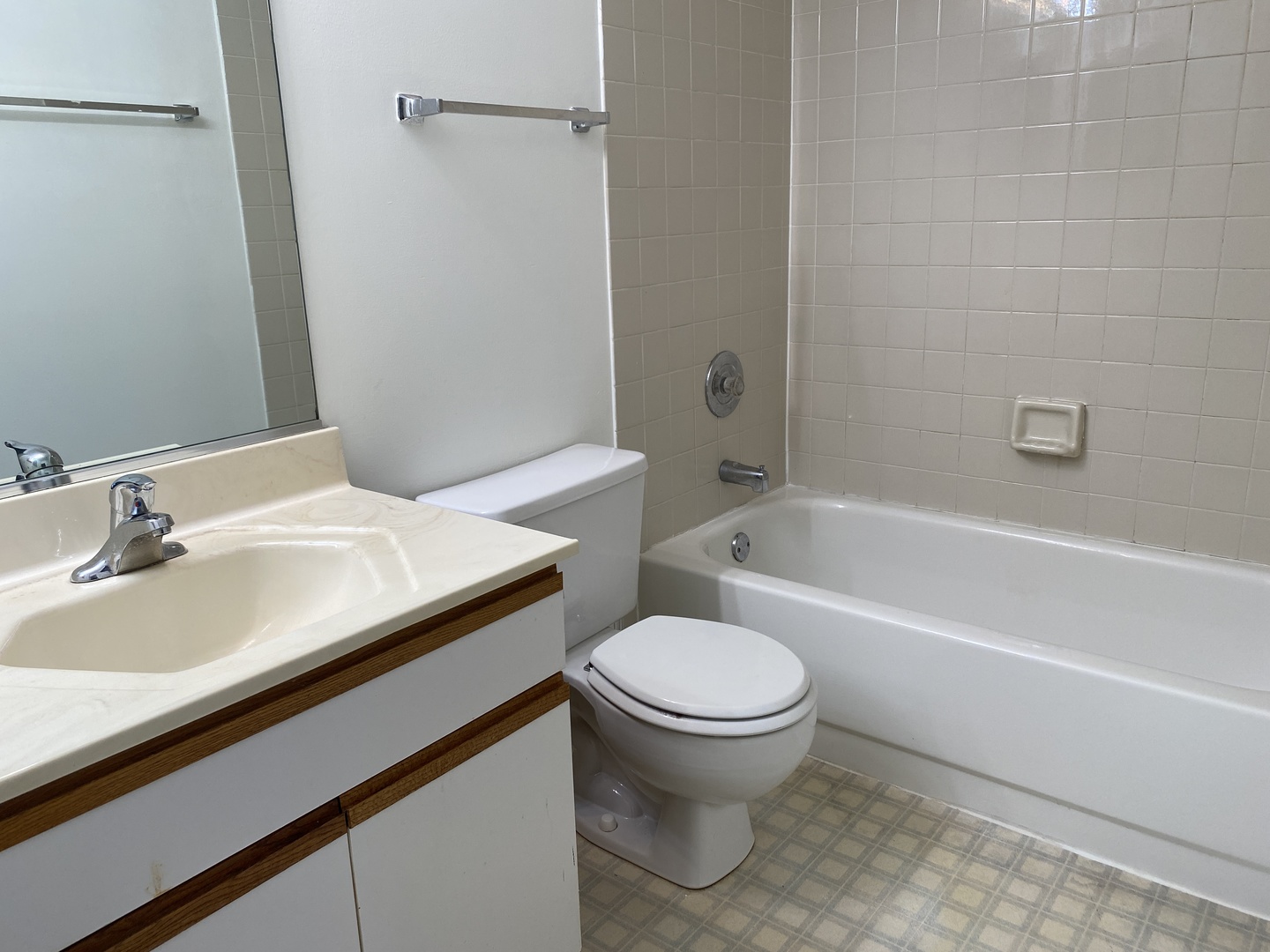 720 Daybreak Lane, Unit 720 Carol Stream, IL 60188 - Photo 17 of 22 a bathroom with a sink a toilet and a bathtub