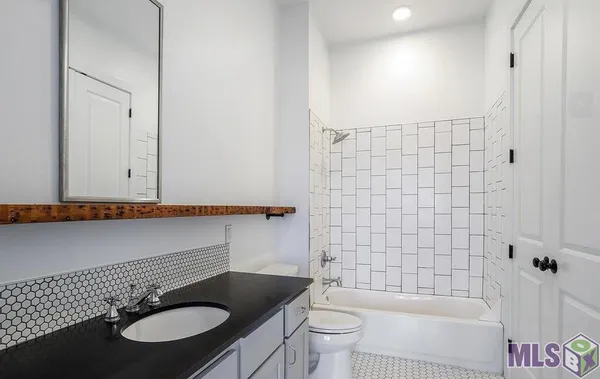 $410,000 | 255 East Boyd Drive, Unit 304, Baton Rouge, LA 70808