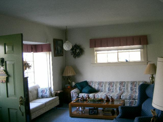 1150 Mountainview Road Grandview, WA 98930 - Photo 4 of 9 a living room with furniture and a large window