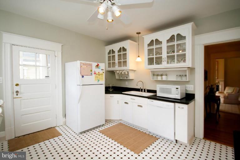 1600 Russell Road Alexandria, VA 22301 - Photo 17 of 30 Kitchen #3