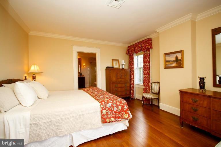 1600 Russell Road Alexandria, VA 22301 - Photo 19 of 30 Master Bedroom