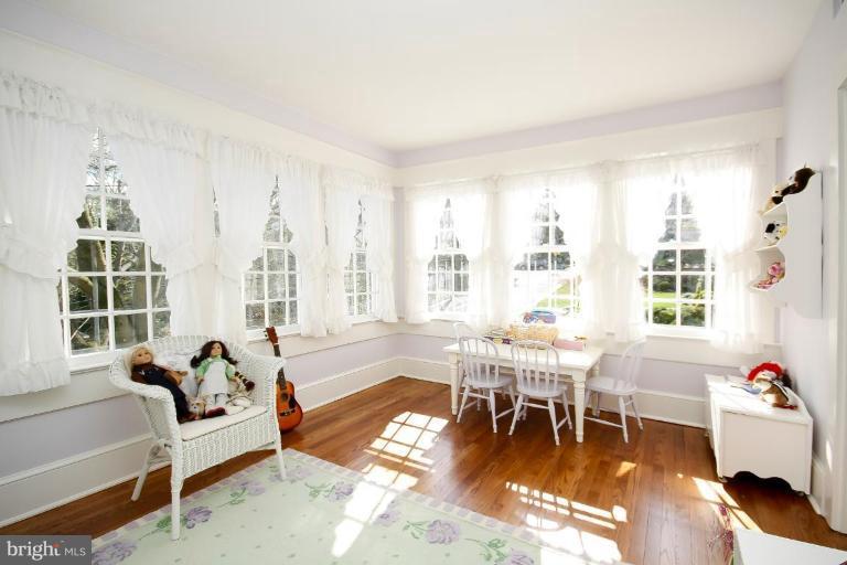 1600 Russell Road Alexandria, VA 22301 - Photo 20 of 30 playroom off second bedroom