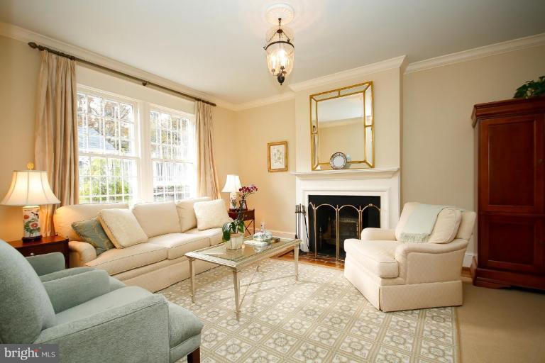 1600 Russell Road Alexandria, VA 22301 - Photo 3 of 30 Living Room