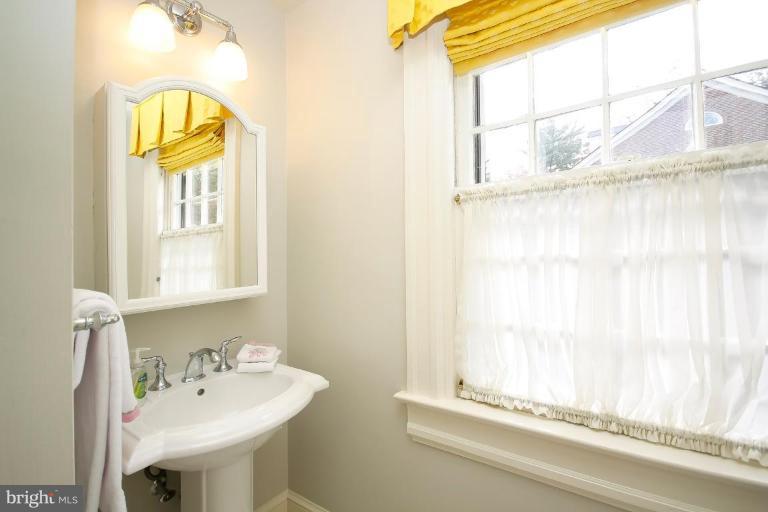 1600 Russell Road Alexandria, VA 22301 - Photo 21 of 30 hall bath second level