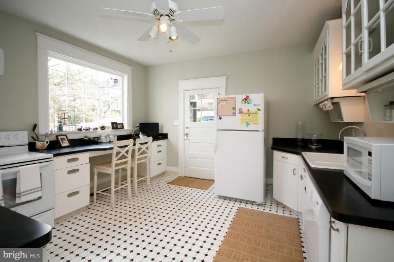 1600 Russell Road Alexandria, VA 22301 - Photo 6 of 30 Kitchen