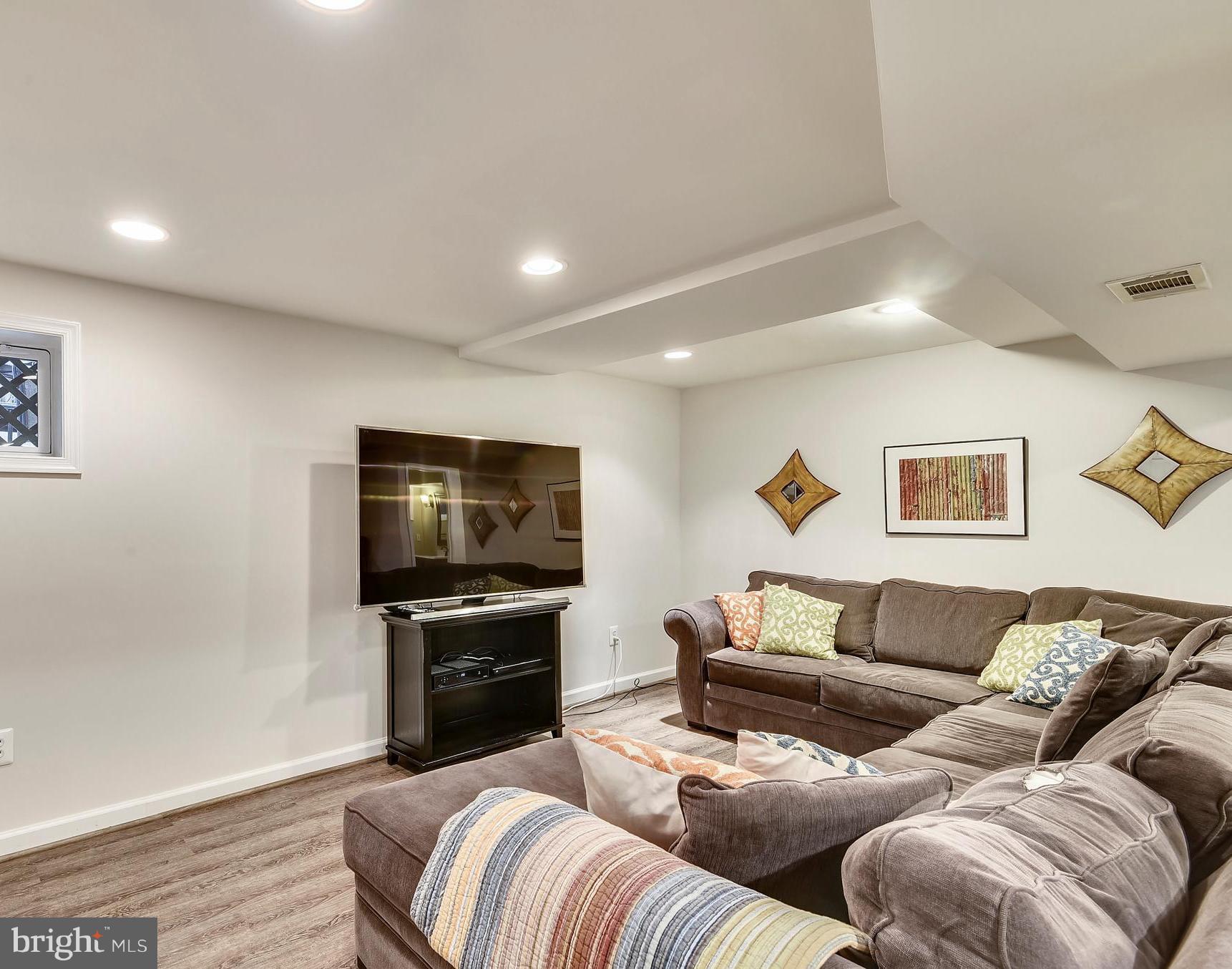 9502 2nd Avenue Silver Spring, MD 20910 - Photo 16 of 25 Family Room