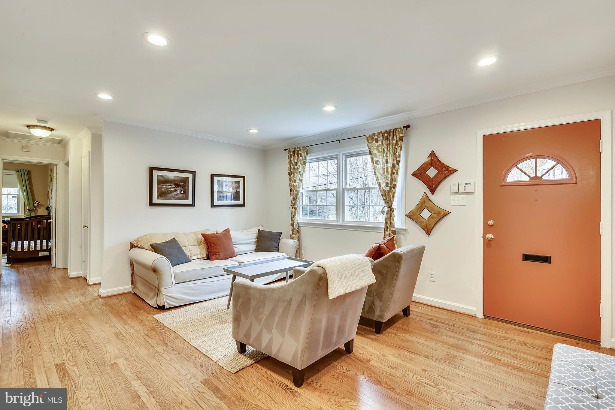 9502 2nd Avenue Silver Spring, MD 20910 - Photo 4 of 25 Living Room