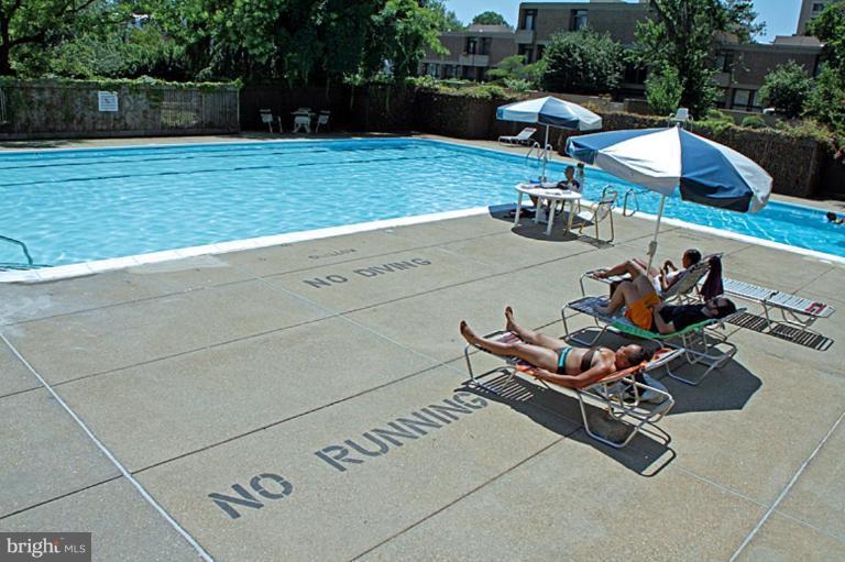 282 M Street Southwest, Unit 282 Washington, DC 20024 - Photo 17 of 19 Swimming Pool