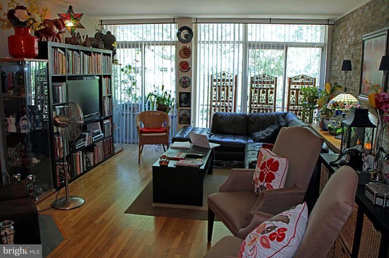 282 M Street Southwest, Unit 282 Washington, DC 20024 - Photo 6 of 19 Living Room