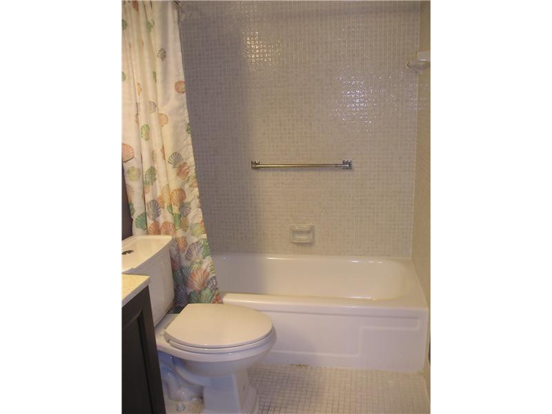 49 Preston F, Unit 49 Boca Raton, FL 33434 - Photo 5 of 22 Bathroom
