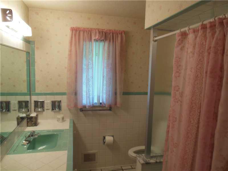 518 Agnew Road Baldwin, PA 15227 - Photo 8 of 15 Master Bath/Spa.