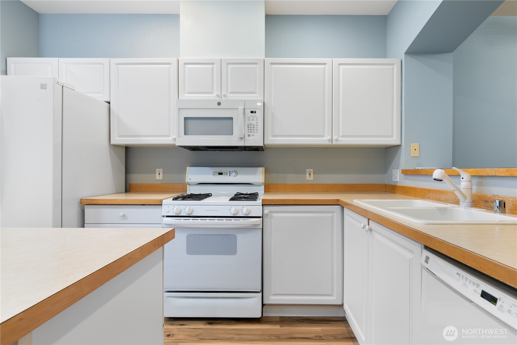 22607 42nd Place South, Unit 13 Kent, WA 98032 - Photo 6 of 19 a kitchen with cabinets appliances and a sink