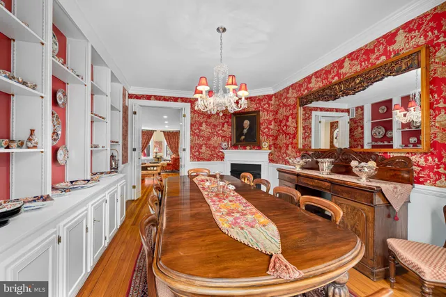 a very nice looking room with many windows