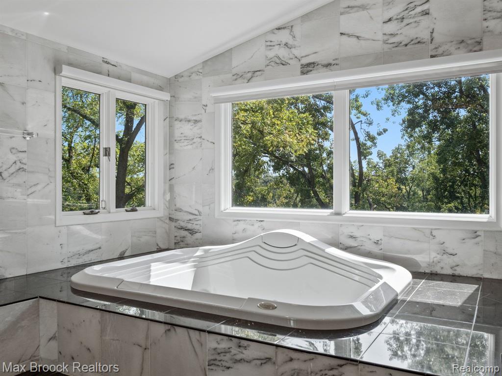 4282 Stoneleigh Road Bloomfield Hills, MI 48302 - Photo 34 of 50