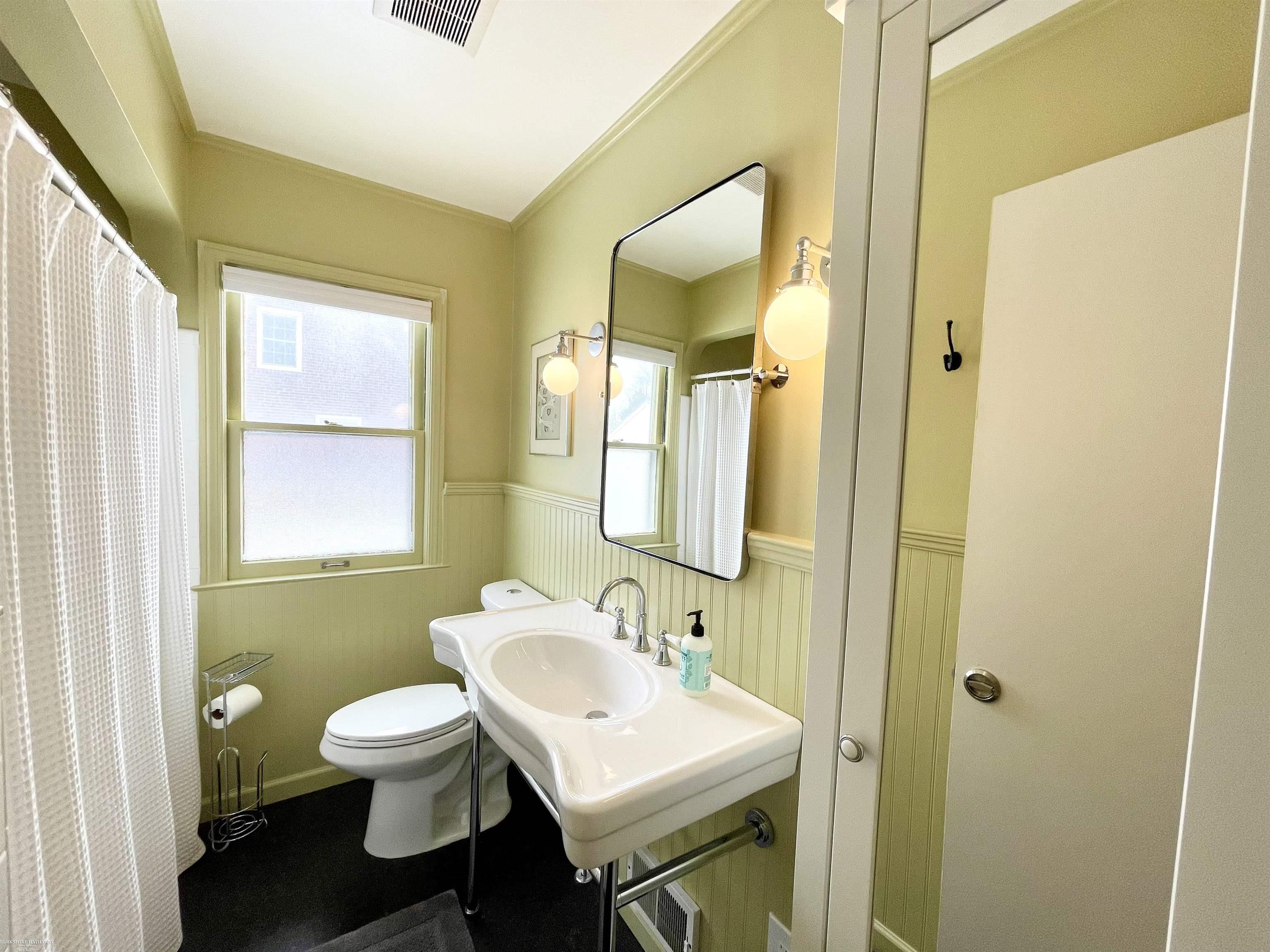 2230 Hawthorne Road Grosse Pointe, MI 48236 - Photo 16 of 30 50195691-d036dfaf-63c5-4f5c-853d-9f06fe67651f.JPG