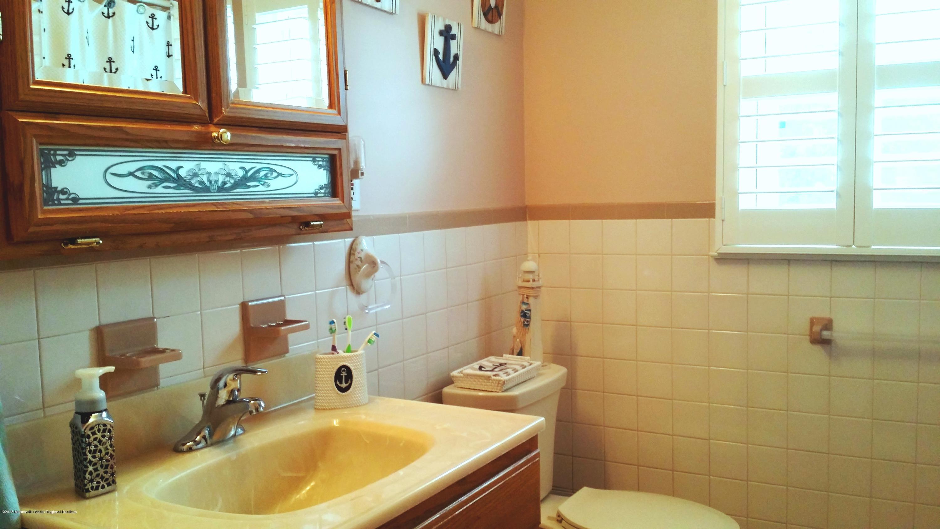285 Sudbury Road Point Pleasant, NJ 08742 - Photo 35 of 93 MAIN FULL BATH 2