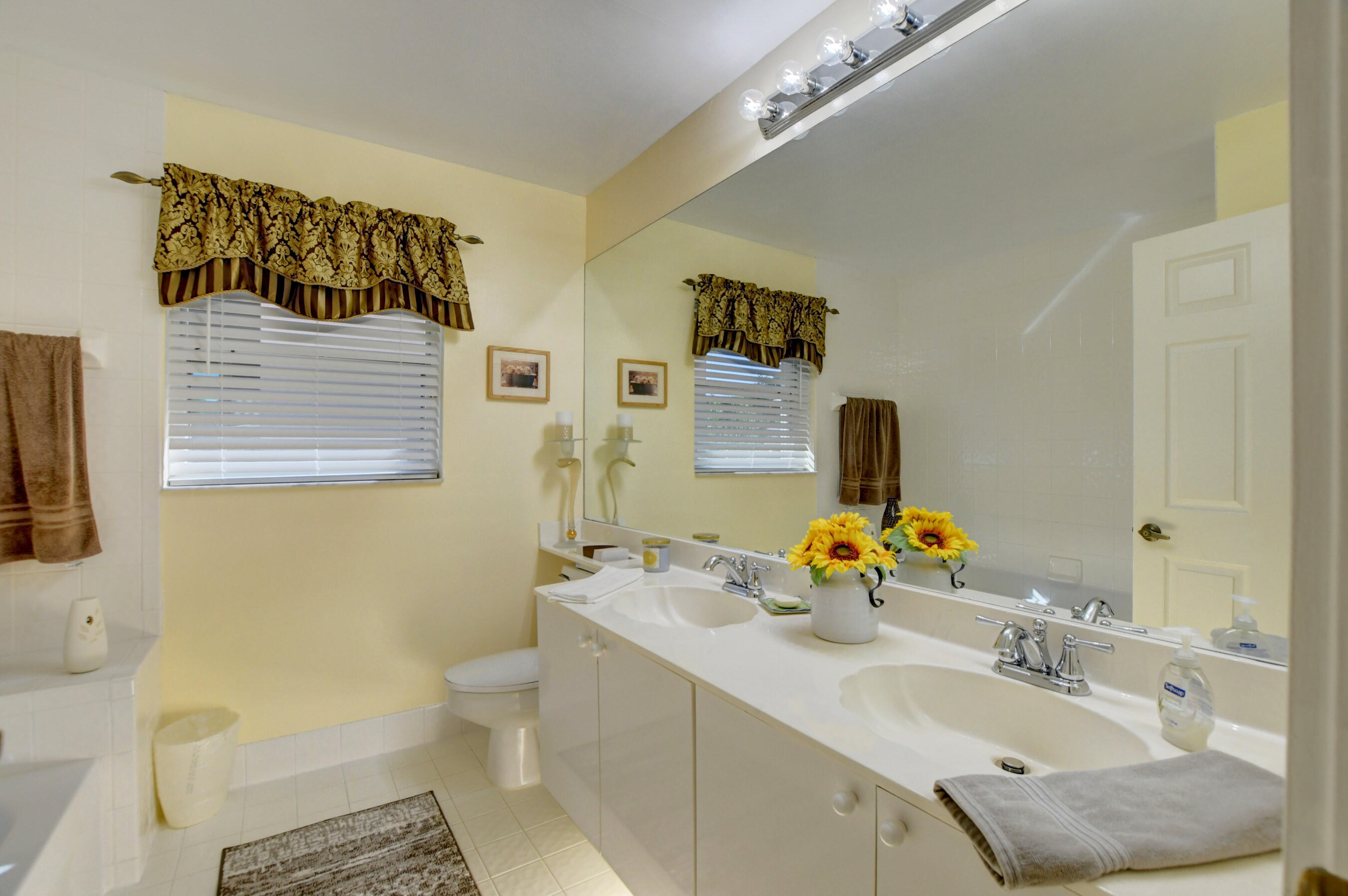 10546 Maple Chase Drive Boca Raton, FL 33498 - Photo 28 of 39 2nd Bathroom