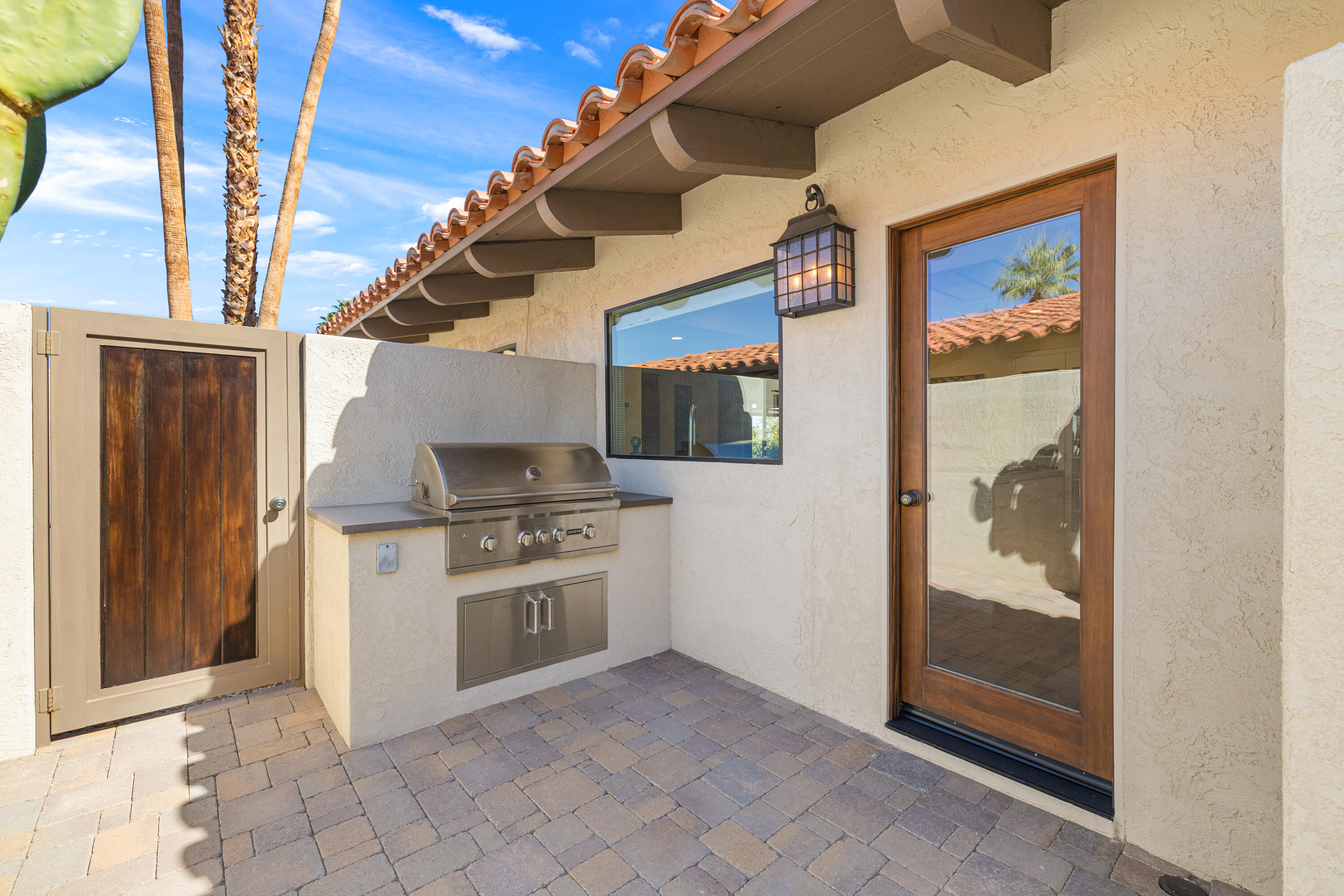 40170 Paseo Lindo Rancho Mirage, CA 92270 - Photo 25 of 51 a kitchen with stainless steel appliances granite countertop a refrigerator and a stove