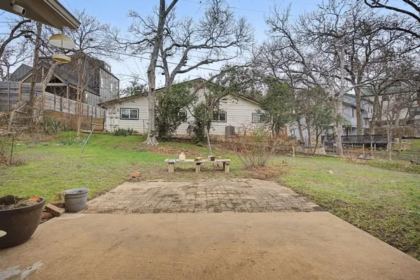 a view of a yard with a house