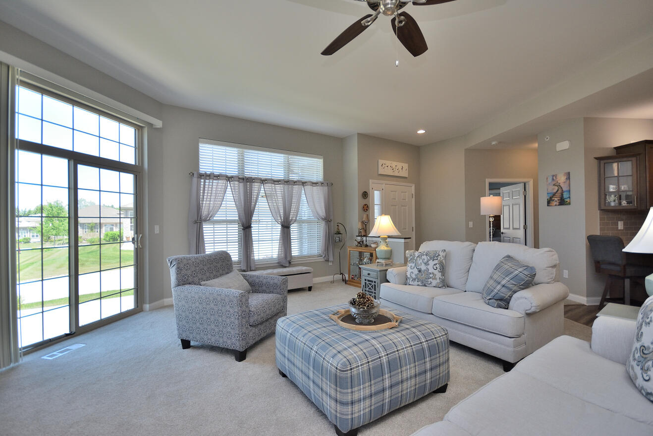 4380 Nighthawk Trail Brookfield, WI 53005 - Photo 3 of 37 Living room