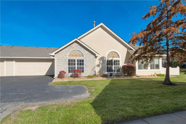 $325,000 | 6115 Northeast Kensington Drive, Lee's Summit, MO 64064