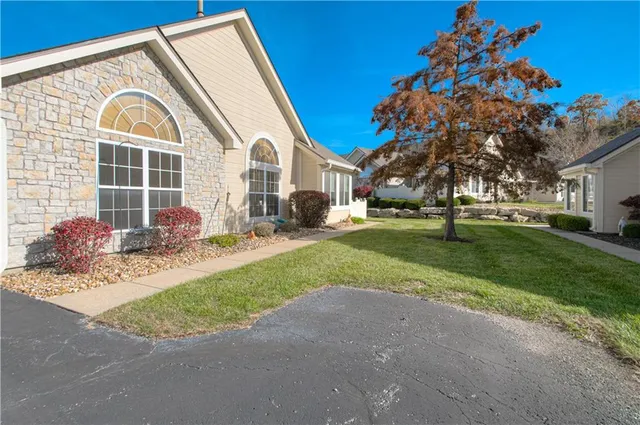 $325,000 | 6115 Northeast Kensington Drive, Lee's Summit, MO 64064