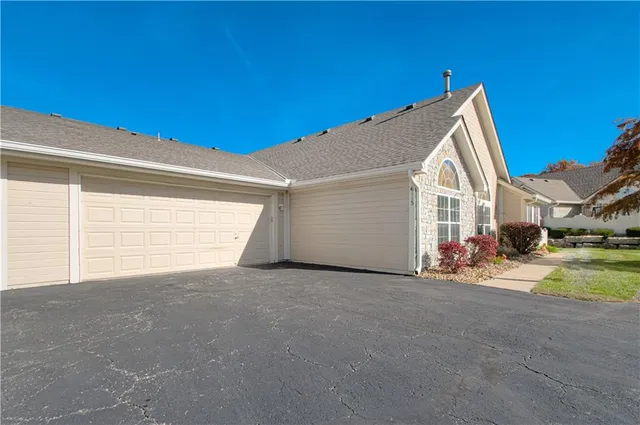 $325,000 | 6115 Northeast Kensington Drive, Lee's Summit, MO 64064