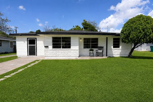 $1,650 | 404 Elaine Street, La Marque, TX 77568