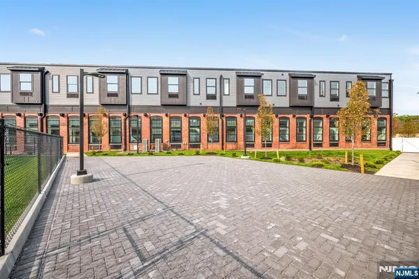 $2,850 | 315 Railroad Avenue, Unit 110, East Rutherford, NJ 07073