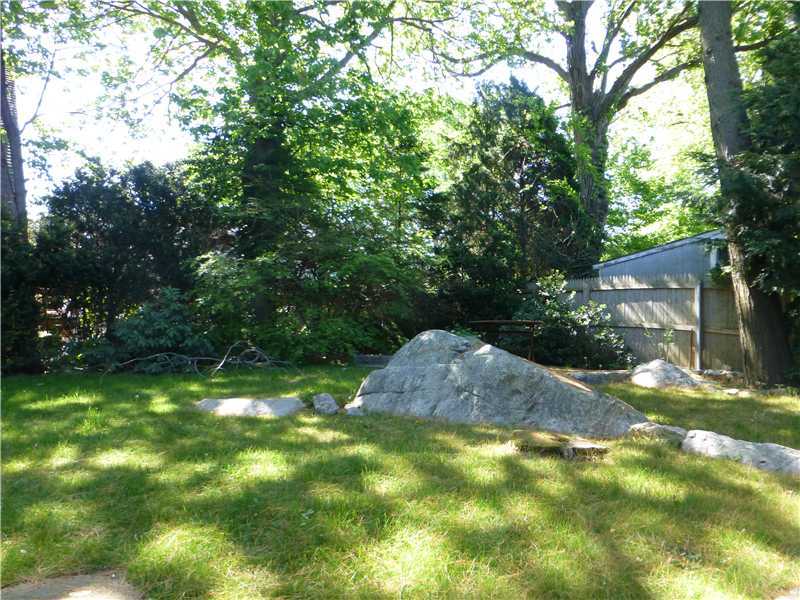 23 Hoover Road Riverside, CT 06878 - Photo 16 of 18 a backyard of a house with lots of green space