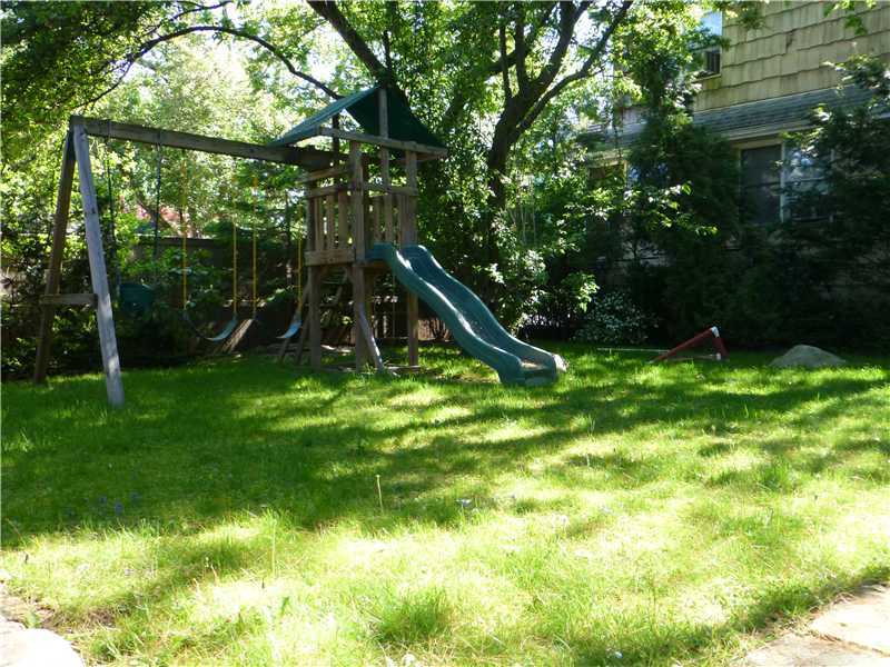 23 Hoover Road Riverside, CT 06878 - Photo 17 of 18 a view of a garden with a tree